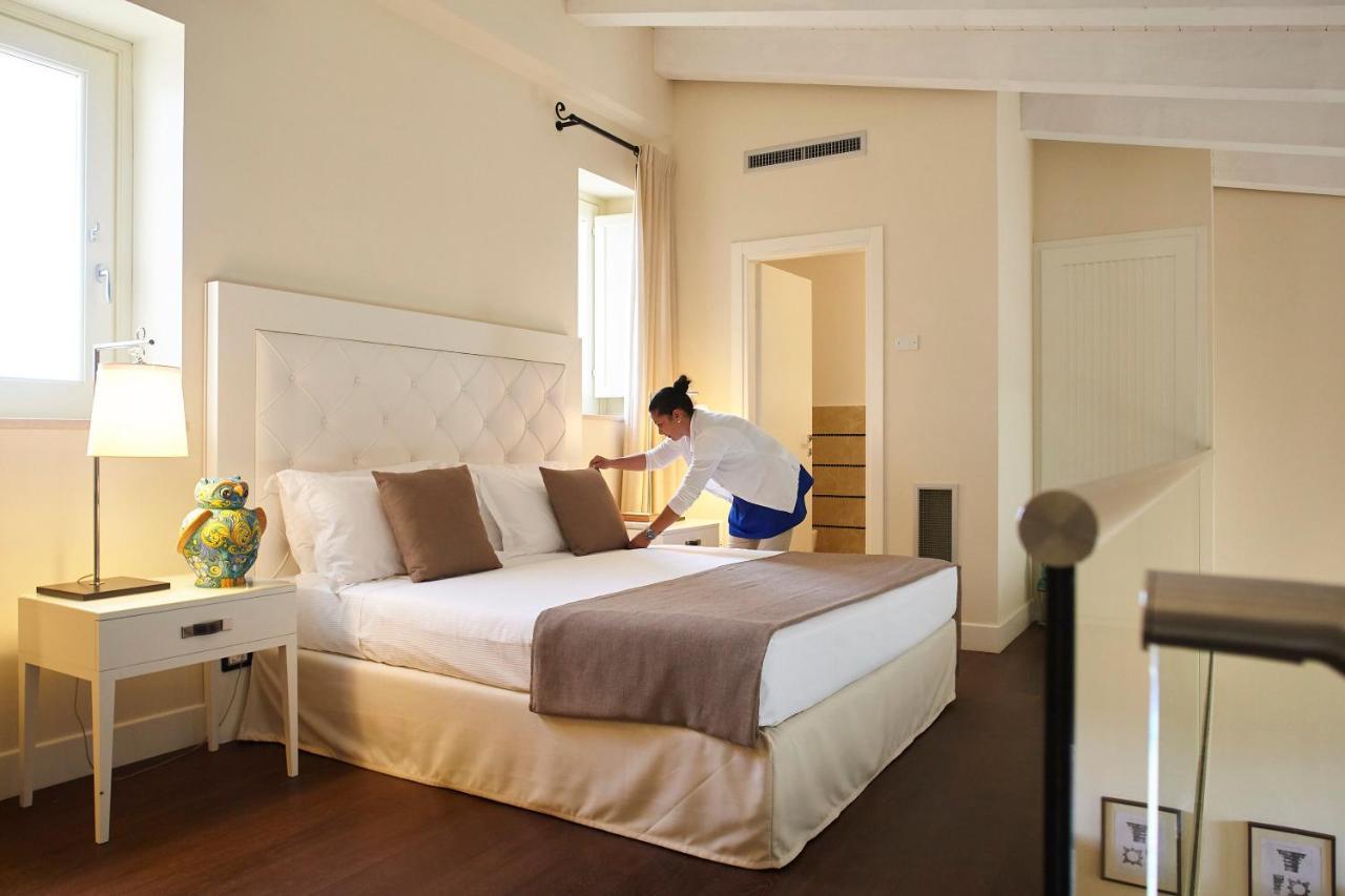 Borgo Di Luce I Monasteri Golf Resort & Spa Syrakuzy Zewnętrze zdjęcie A chambermaid making a bed in a hotel room