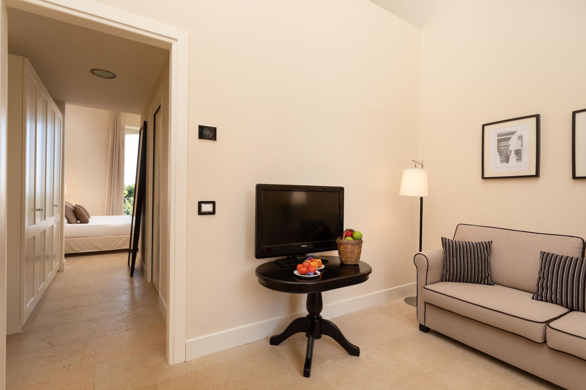 Borgo Di Luce I Monasteri Golf Resort & Spa Syrakuzy Zewnętrze zdjęcie A suite at the hotel