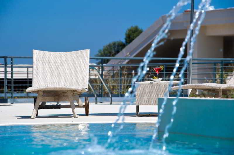Borgo Di Luce I Monasteri Golf Resort & Spa Syrakuzy Zewnętrze zdjęcie The pool at the hotel