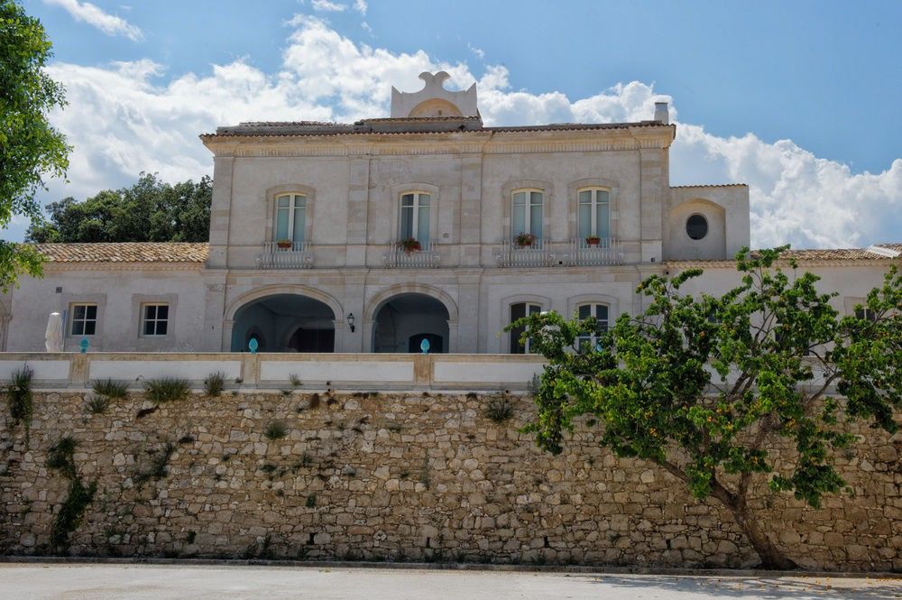 Borgo Di Luce I Monasteri Golf Resort & Spa Syrakuzy Zewnętrze zdjęcie The town hall of Saint-André-de-Lidon
