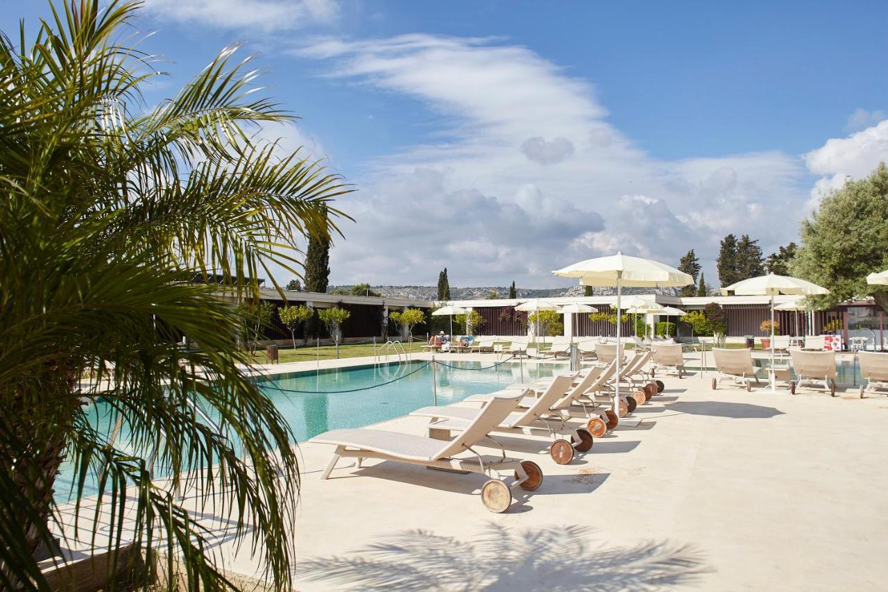 Borgo Di Luce I Monasteri Golf Resort & Spa Syrakuzy Zewnętrze zdjęcie The pool at the Hotel de la Plage